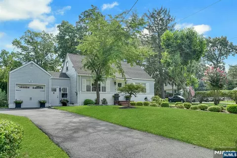 Exterior - 10 Knickerbocker Rd, Demarest, NJ 07627 photo 3 of 7