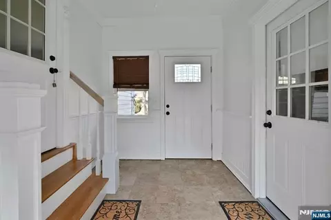 Entry Way - 10 Knickerbocker Rd, Demarest, NJ 07627 photo 2 of 5