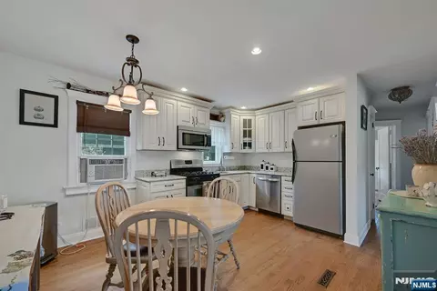 Entry Way - 10 Knickerbocker Rd, Demarest, NJ 07627 photo 4 of 5