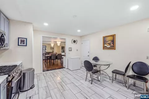 Entry Way - 98 Baldwin Pl, Bloomfield, NJ 07003 photo 4 of 7