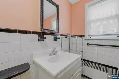 Bath - 98 Baldwin Pl, Bloomfield, NJ 07003 photo 3 of 5
