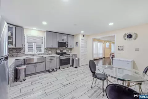 Entry Way - 98 Baldwin Pl, Bloomfield, NJ 07003 photo 3 of 7