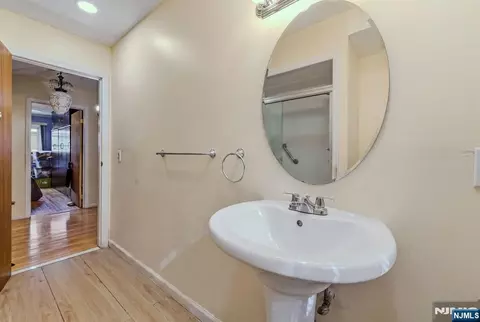 Bath - 98 Baldwin Pl, Bloomfield, NJ 07003 photo 2 of 5