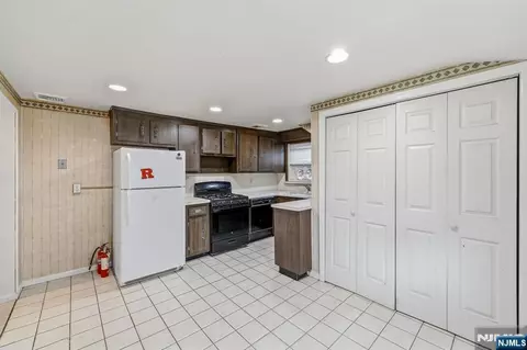Entry Way - 98 Baldwin Pl, Bloomfield, NJ 07003 photo 6 of 7