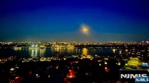 900 Palisade Ave #20A, Fort Lee, NJ 07024
