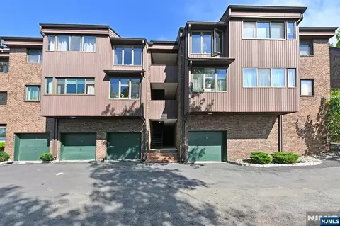 107 Indian Hollow Ct #107, Mahwah, NJ 07430