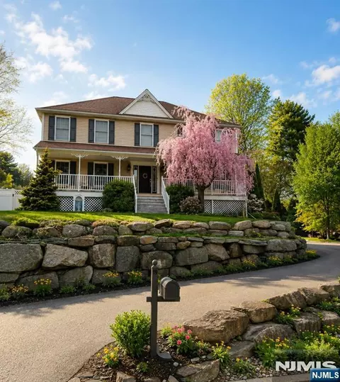 19 Hunterdon Pl, West Milford, NJ 07480