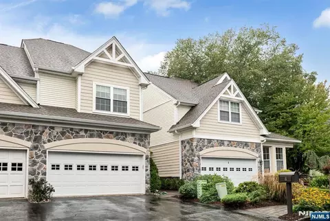 4 Kingsley Evans Cir, Oakland, NJ 07436