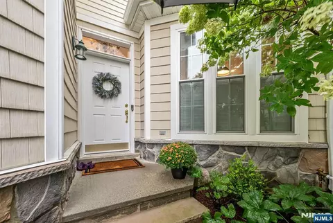 4 Kingsley Evans Cir, Oakland, NJ 07436