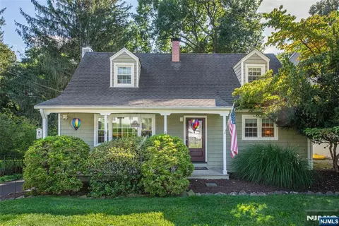 48 Oneida Ave, Oakland, NJ 07436