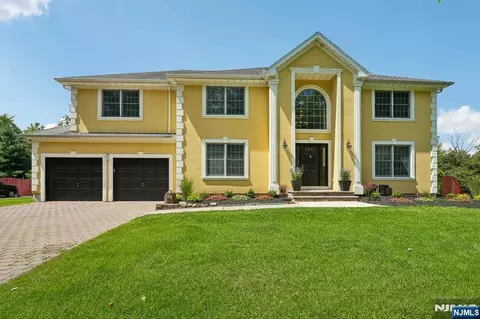 15 Bethany Cir, Closter, NJ 07624