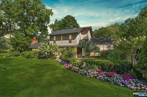 343 Sunset Rd, Pompton Plains, NJ 07444