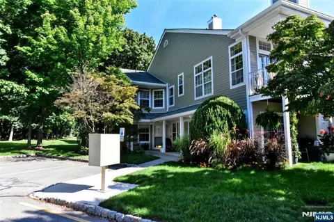 1240 Garrison Ct, Mahwah, NJ 07430