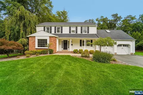 17 Colonial Dr, Allendale, NJ 07401