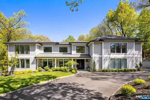 315 Freemans Ln, Franklin Lakes, NJ 07417