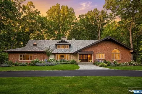 17 Deerhill Dr, Ho Ho Kus, NJ 07423