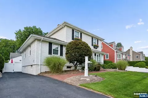 79 Bergen Ave, Waldwick, NJ 07463