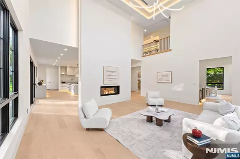 Living - 236 Woodcrest Ave, Paramus, NJ 07652 photo 2 of 3