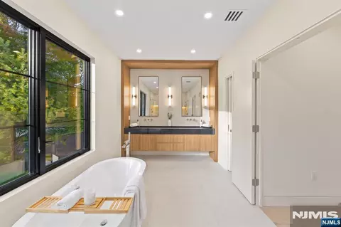 Bath - 236 Woodcrest Ave, Paramus, NJ 07652 photo 3 of 3