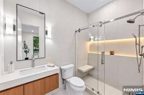 Bath - 236 Woodcrest Ave, Paramus, NJ 07652 photo 2 of 3