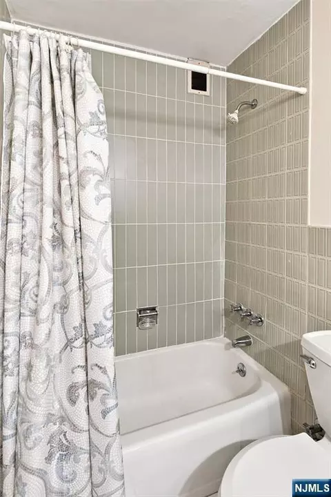 Bath - 280 Prospect Ave #9B, Hackensack, NJ 07601 photo 2 of 3