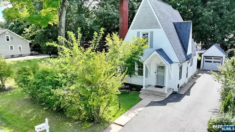29 Silver Birch Ave, Oakland, NJ 07436