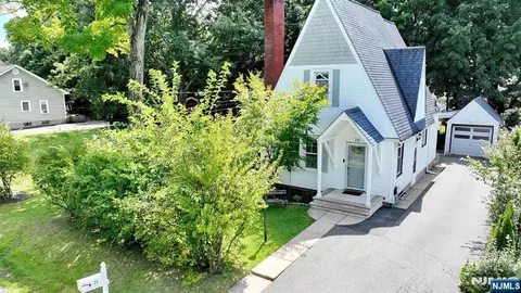 29 Silver Birch Ave, Oakland, NJ 07436