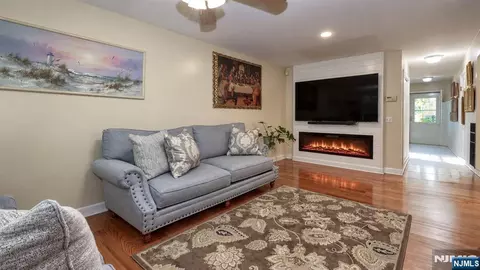 Entry Way - 58 Parkside Ct, Wayne, NJ 07470 photo 2 of 2