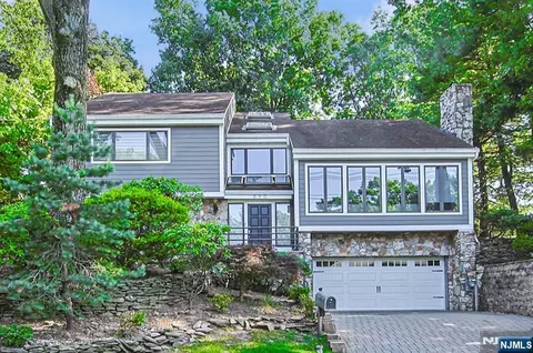 570 Grandview Ter, Leonia, NJ 07605