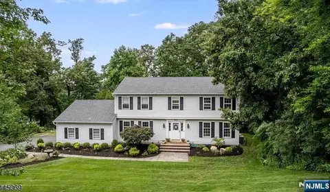81 Poplar Dr, Morris Plains, NJ 07950