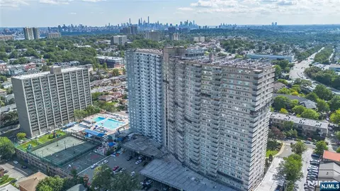 555 North Ave #4U, Fort Lee, NJ 07024