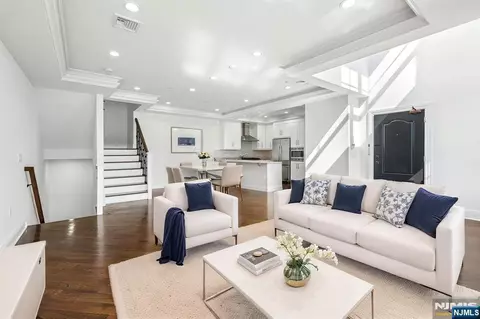 6 Marquis Ct, Edgewater, NJ 07020
