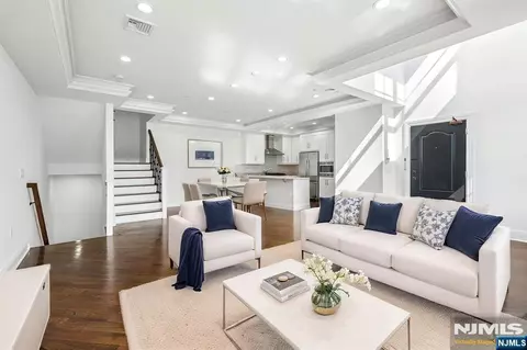 6 Marquis Ct, Edgewater, NJ 07020