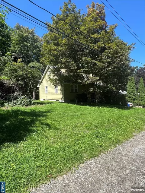 15 Brook Rd, Hewitt, NJ 07421