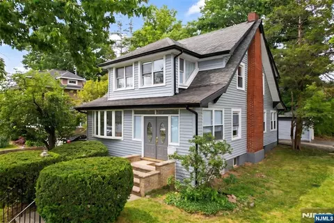 933 Maple Ave, Ridgefield, NJ 07657