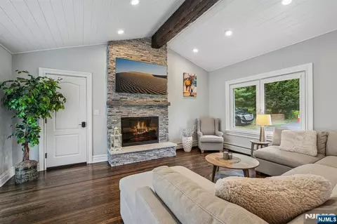 689 Colonial Rd, Franklin Lakes, NJ 07417