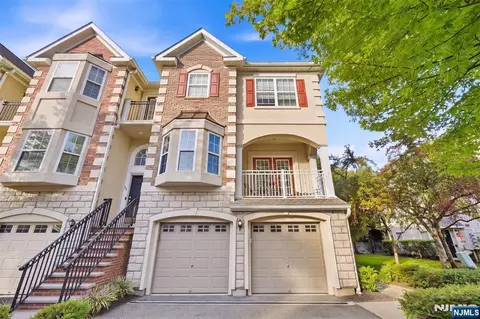 140 Blue Heron Dr, Secaucus, NJ 07094