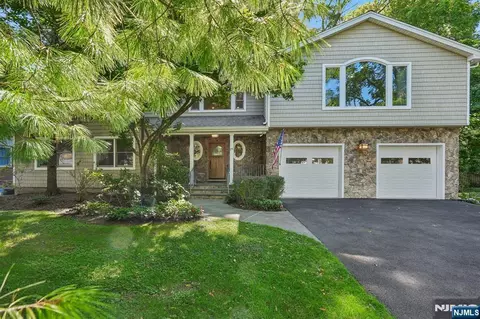 74 Lakeshore Dr, Oakland, NJ 07436
