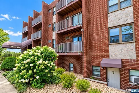 201 12th St #24, Palisades Park, NJ 07650