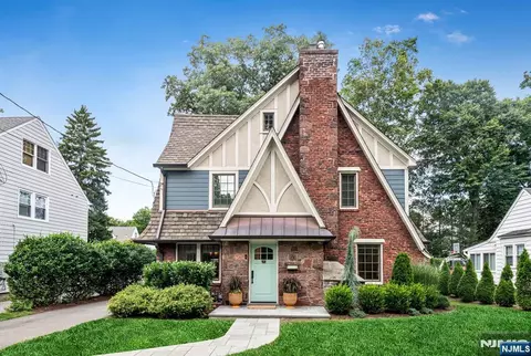 97 California St, Ridgewood, NJ 07450