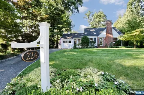 224 Van Houten Ave, Wyckoff, NJ 07481