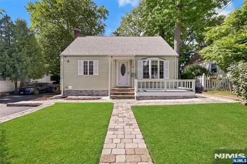30 John Pl, Bergenfield, NJ 07621