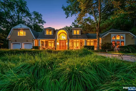 88 Bayberry Dr, Mahwah, NJ 07430