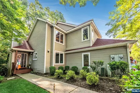 2 Ridgeview Ter, Oak Ridge, NJ 07438
