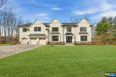 26 Huff Ter, Montvale, NJ 07645