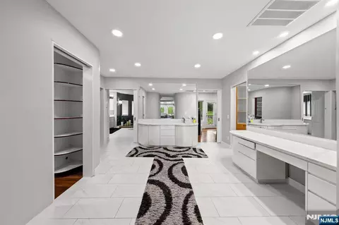 Entry Way - 14 E Hill Ct, Cresskill, NJ 07626 photo 7 of 9