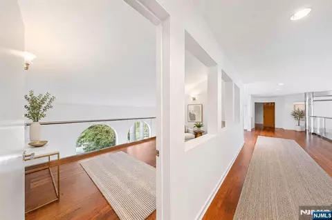 Entry Way - 14 E Hill Ct, Cresskill, NJ 07626 photo 8 of 9