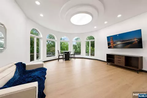 Living - 14 E Hill Ct, Cresskill, NJ 07626 photo 4 of 5