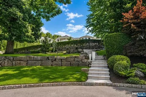 Exterior - 14 E Hill Ct, Cresskill, NJ 07626 photo 8 of 11