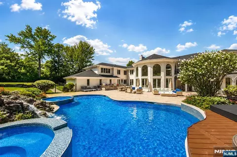Exterior - 14 E Hill Ct, Cresskill, NJ 07626 photo 3 of 11